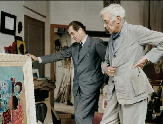 Paulhan et Braque, dans l'atelier de Georges Braque en 1943, observant un tableau.