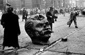image de l'insurrection de Budapest, une tête de statue de Staline à terre.