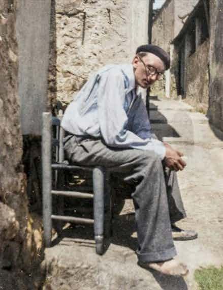 portrait de Maurice Blanchot assis sur une chaise dans une rue d'Eze ?